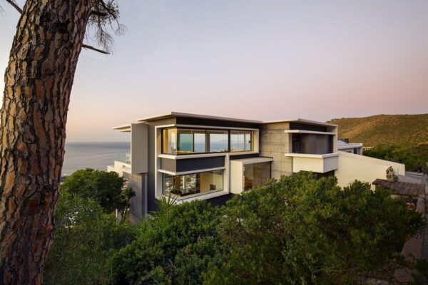 Pool Penthouse, Glamorous urban home on slope by Jenny Mills Architects