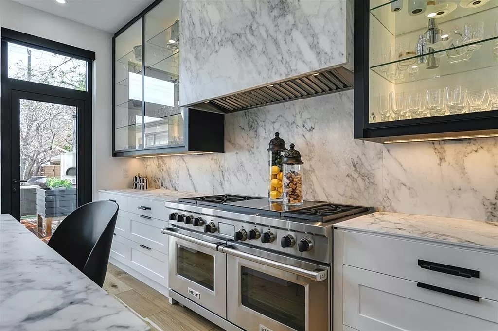 Representing-Timeless-Architecture-with-Modern-Finshes-This-C4300000-Calgary-Estate-Defines-Your-Dream-9