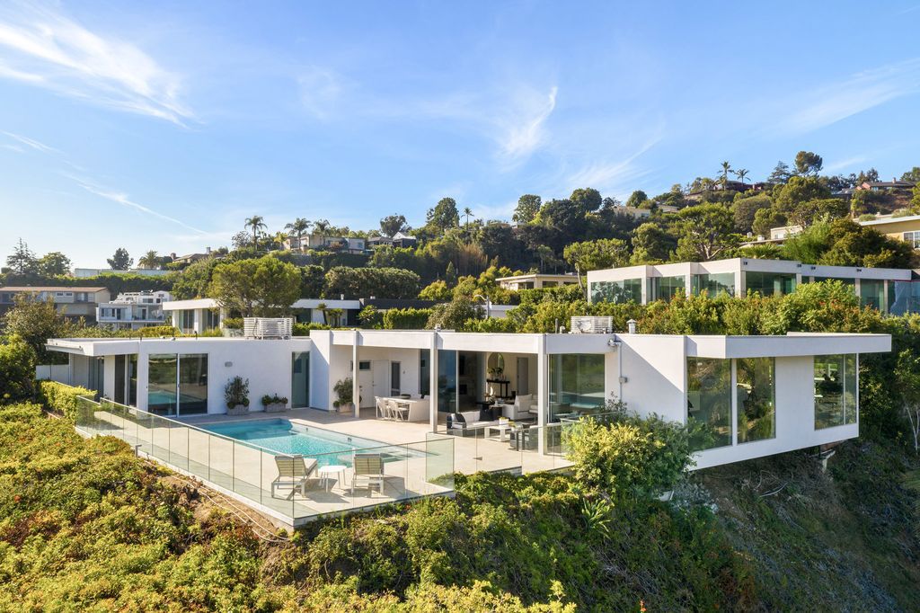 Stunning-Contemporary-Home-in-Beverly-Hills-with-Head-on-City-to-Ocean-Views-for-Sale-at-9995000-13