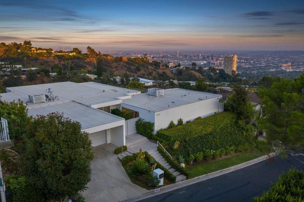 Stunning-Contemporary-Home-in-Beverly-Hills-with-Head-on-City-to-Ocean-Views-for-Sale-at-9995000-8