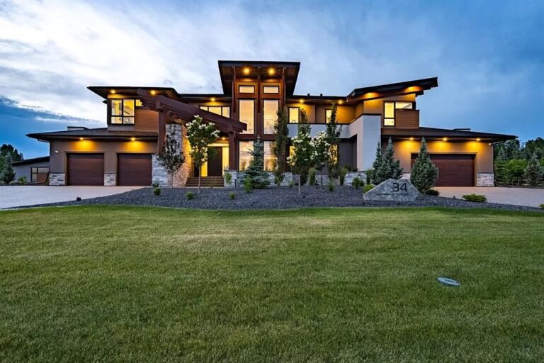 Stunning House in Alberta Showcasing Striking Rooflines, Sculptural Timber Detailing Sells for C$3,498,000