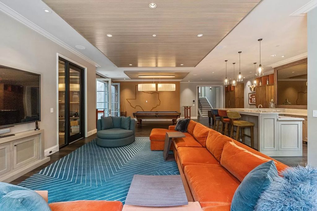 Using carrot orange tones for the entire sofa, creating a contrast with the cool tones of the carpet is also a unique combination idea.