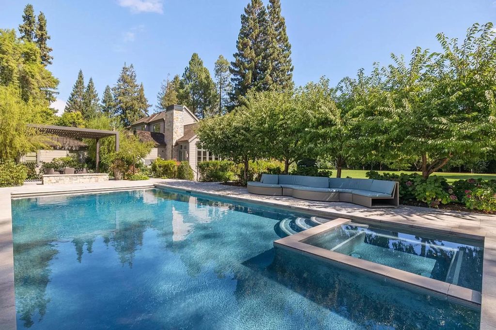 This-23495000-Villa-in-Atherton-has-multiple-purpose-entertaining-spaces-18