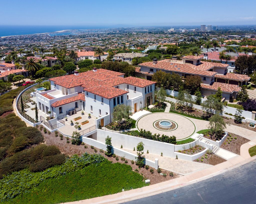 This-25900000-Newport-Coast-Mansion-is-A-Reflection-of-Timeless-Appeal-and-Quality-Construction-1