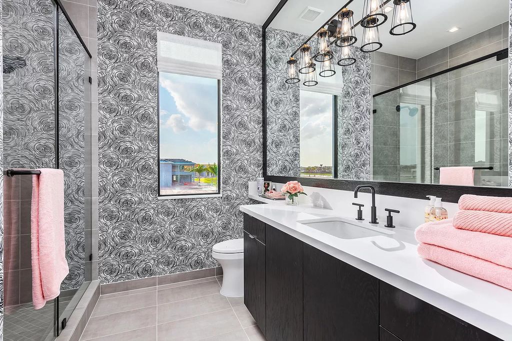 Two features that make wallpaper always worth using are its low cost and ease of change to bring a different style to any space. In terms of perception, between pink and gray, gray toned wallpaper will be easier to combine with light toned interiors such as pink and beige. As the typical example above, the overall bathroom becomes extremely prominent when accessories such as bath towels, pink vases appear. And these details become more attractive than ever when placed next to the wallpaper with a sophisticated rose flower pattern. 
