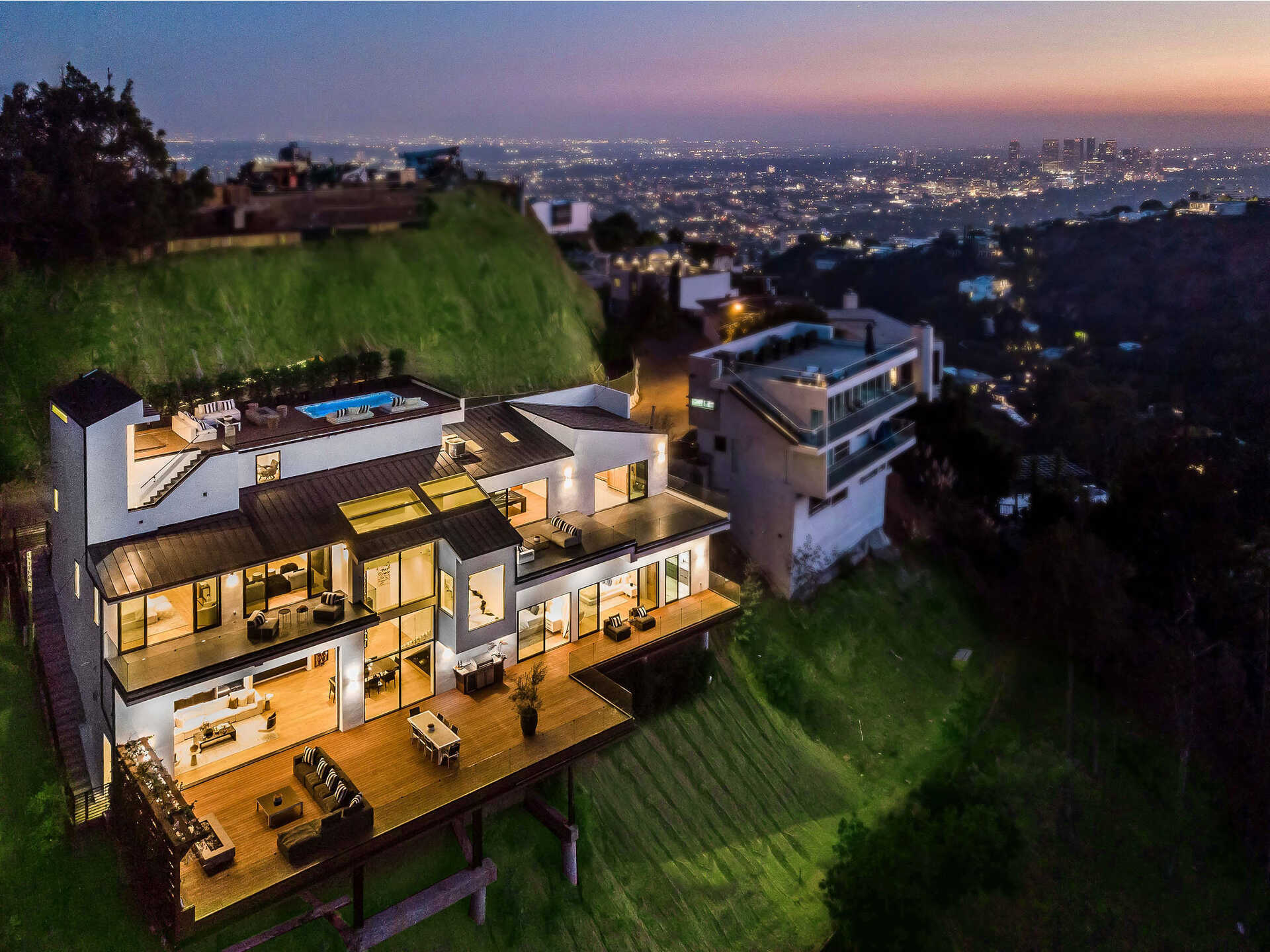 This-6350000-Newly-Constructed-Los-Angeles-Home-is-the-Ultimate-Hollywood-Hills-Haven-11