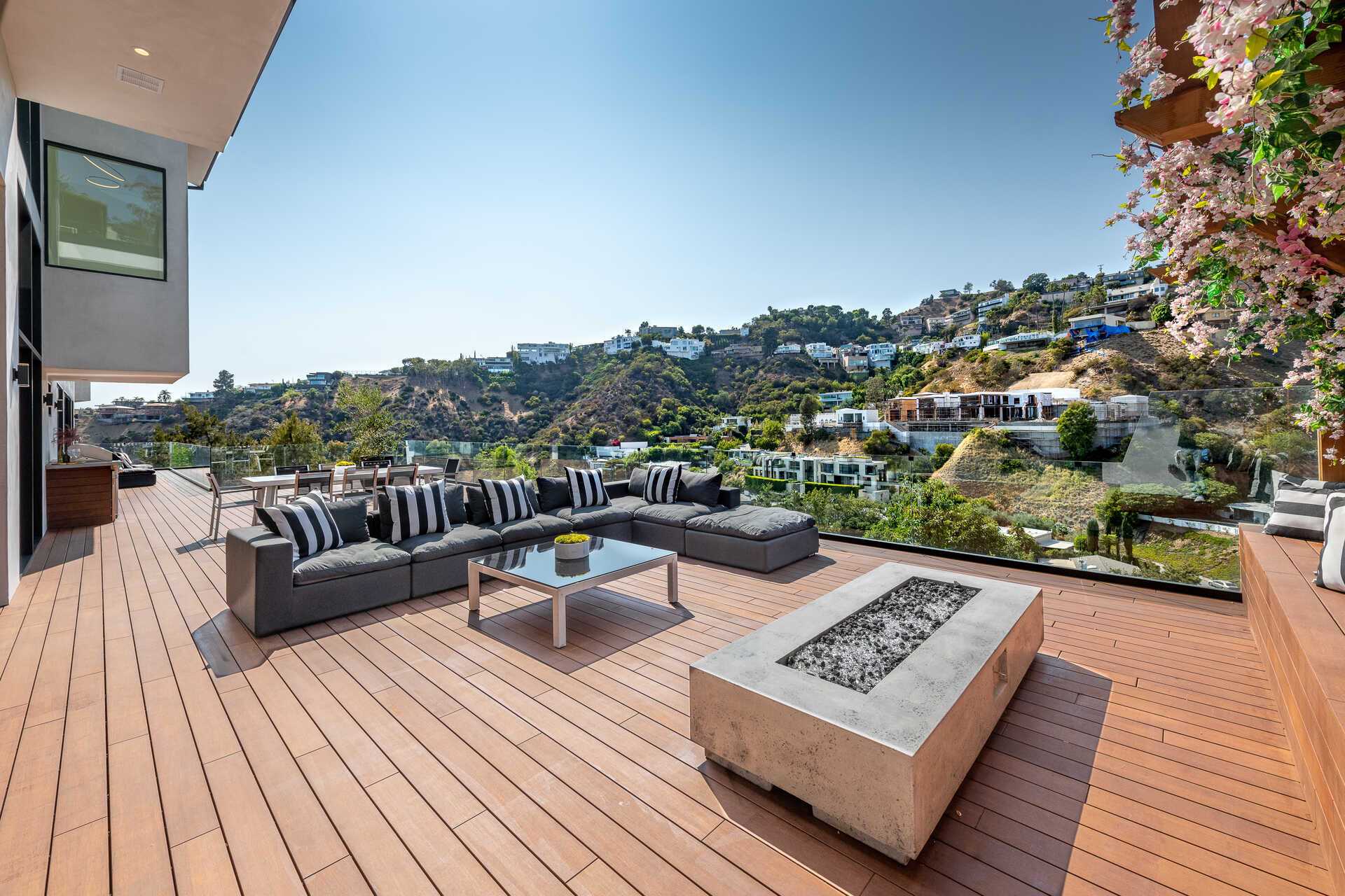 This-6350000-Newly-Constructed-Los-Angeles-Home-is-the-Ultimate-Hollywood-Hills-Haven-16