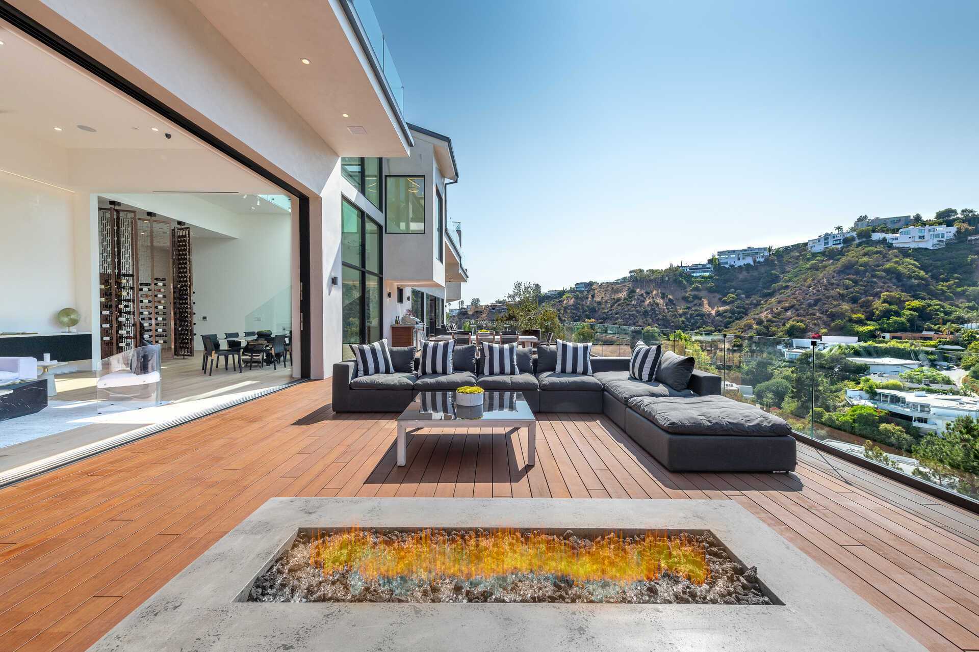 This-6350000-Newly-Constructed-Los-Angeles-Home-is-the-Ultimate-Hollywood-Hills-Haven-33