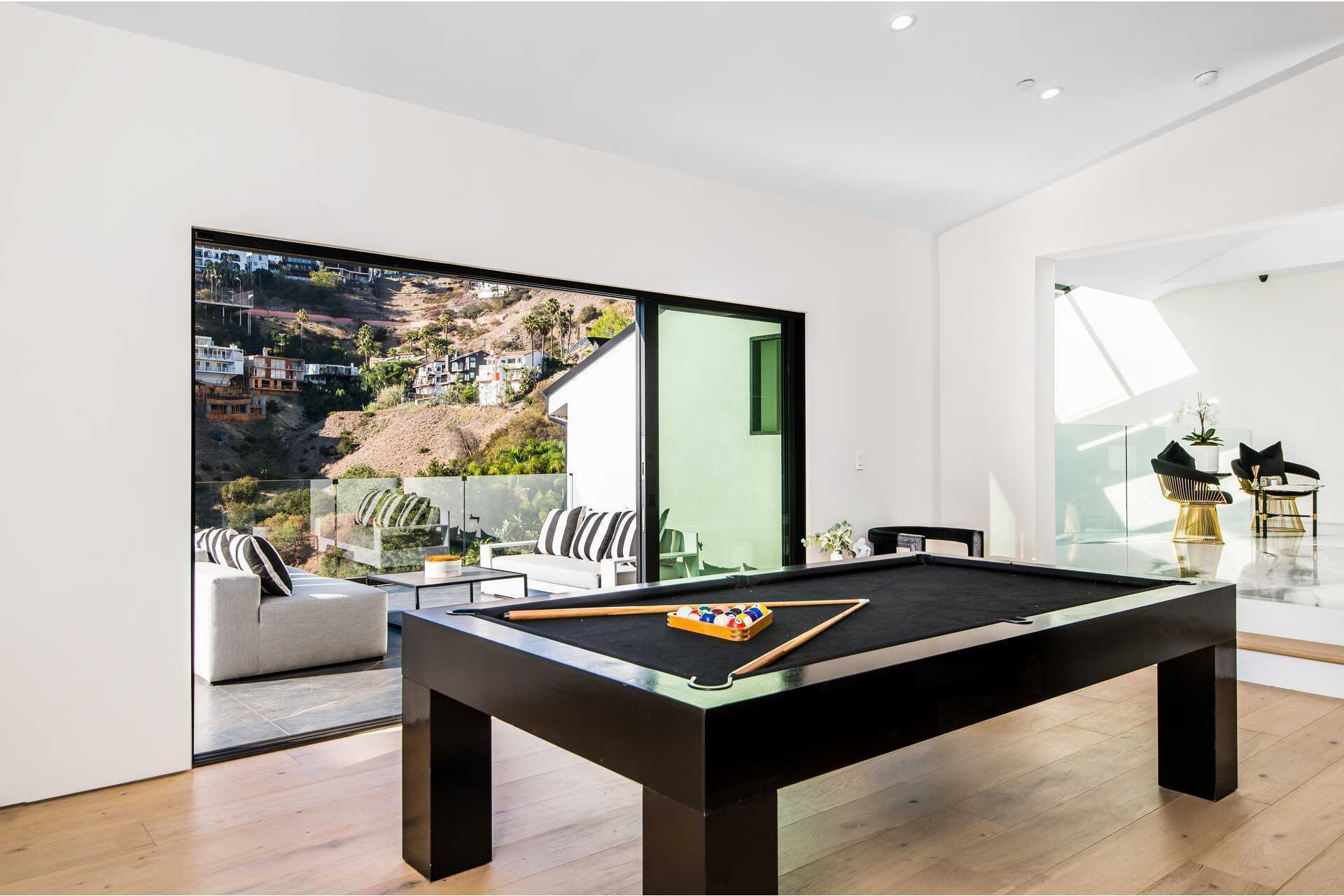 This-6350000-Newly-Constructed-Los-Angeles-Home-is-the-Ultimate-Hollywood-Hills-Haven-35