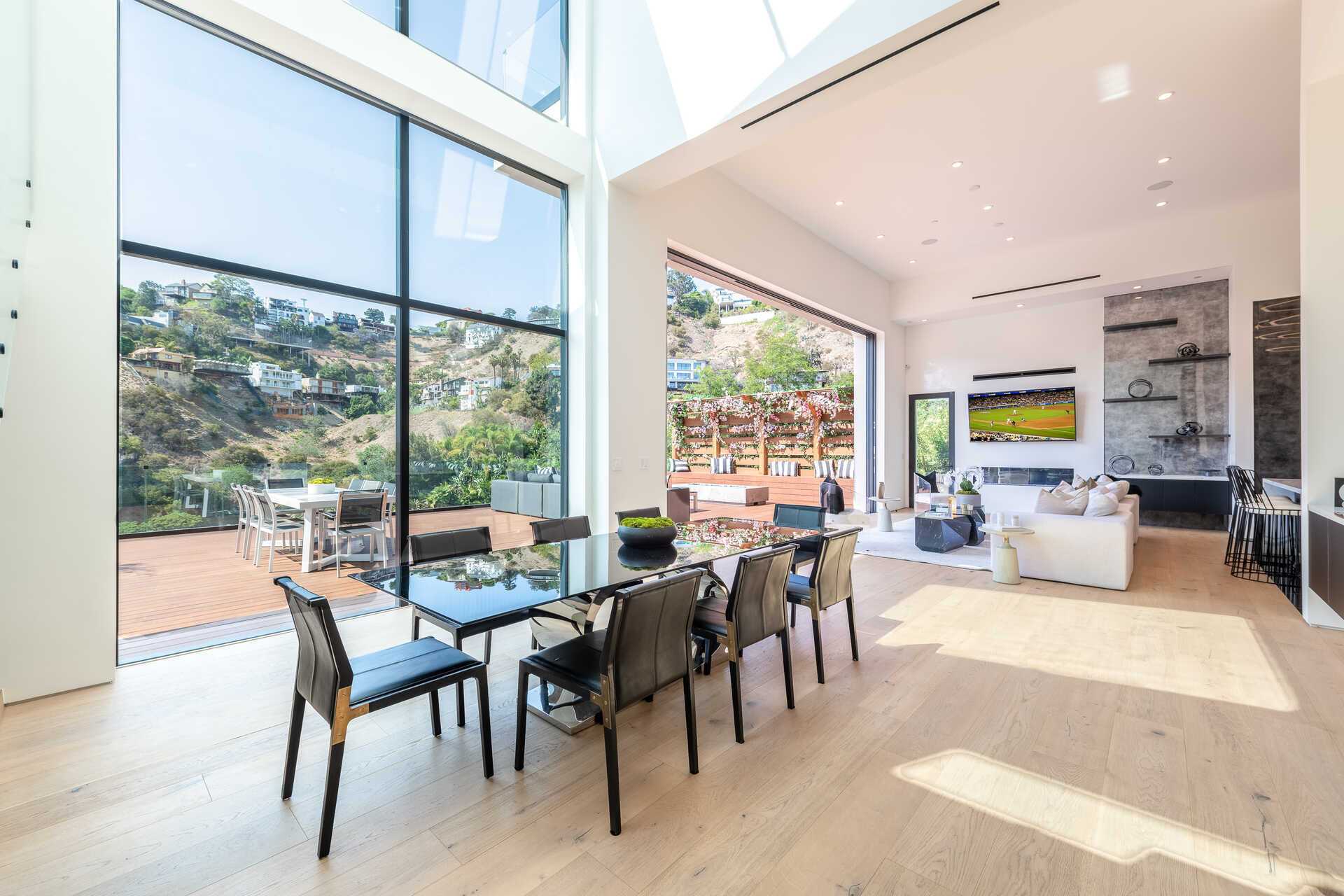 This-6350000-Newly-Constructed-Los-Angeles-Home-is-the-Ultimate-Hollywood-Hills-Haven-5