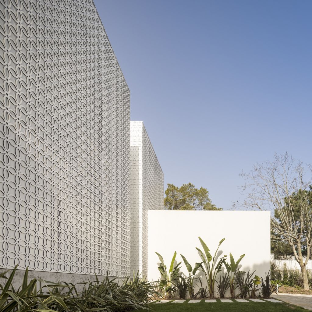 Estoril RM House with Fluid open Spaces by João Tiago Aguiar Arquitectos