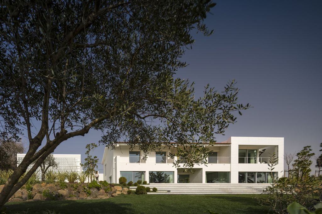 Estoril RM House with Fluid open Spaces by João Tiago Aguiar Arquitectos