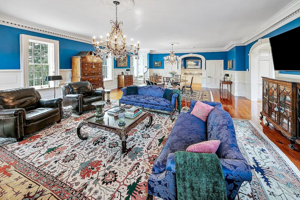 This one here delivers a really organic and delicate touch to an elegant style living space by keeping it plain but tonal. To compliment the blue wall paint and the glossy black leather chairs, the owner used a modern sofa set with a black design on berry colored fabric. From the center table to the cabinet, all of the pieces in this room are designed with care. They offer a luxurious environment without requiring a big amount of land.