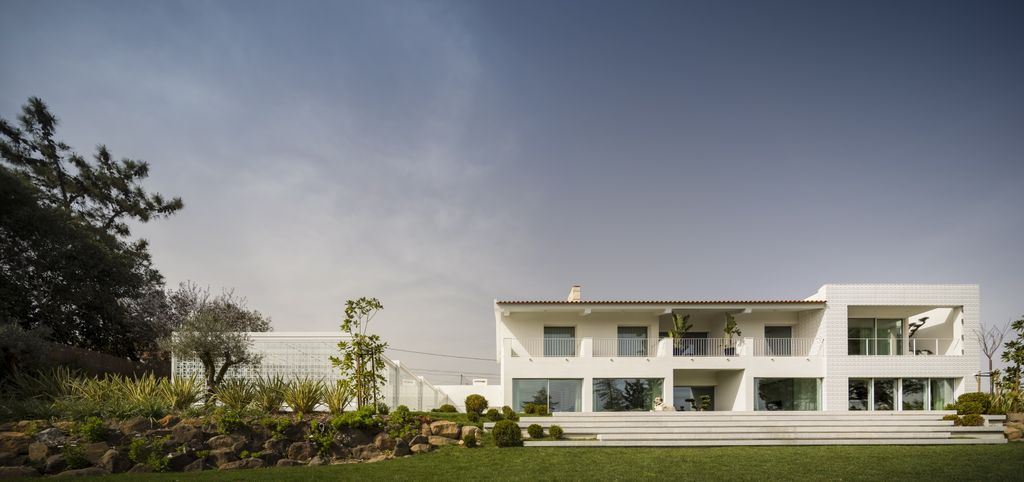 Estoril RM House with Fluid open Spaces by João Tiago Aguiar Arquitectos