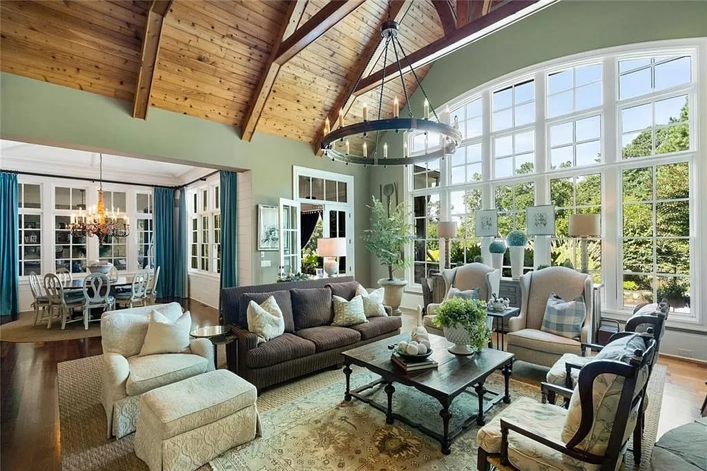 Green is a popular color for country houses or farmhouses because it represents closeness to nature. However, depending on the shades of green, each paint color will be appropriate for the design trends and interior of the room. Shades of green mixed with gray can be used in a living room with a wooden spire and a candlelight chandelier - a classic space. Adding a few trees opens up the space significantly.