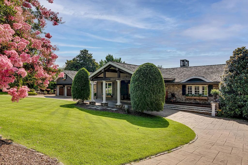 This $3,280,000 Finest Home Makes Bold Statement of Luxury and Unparalleled Privacy in Tennessee