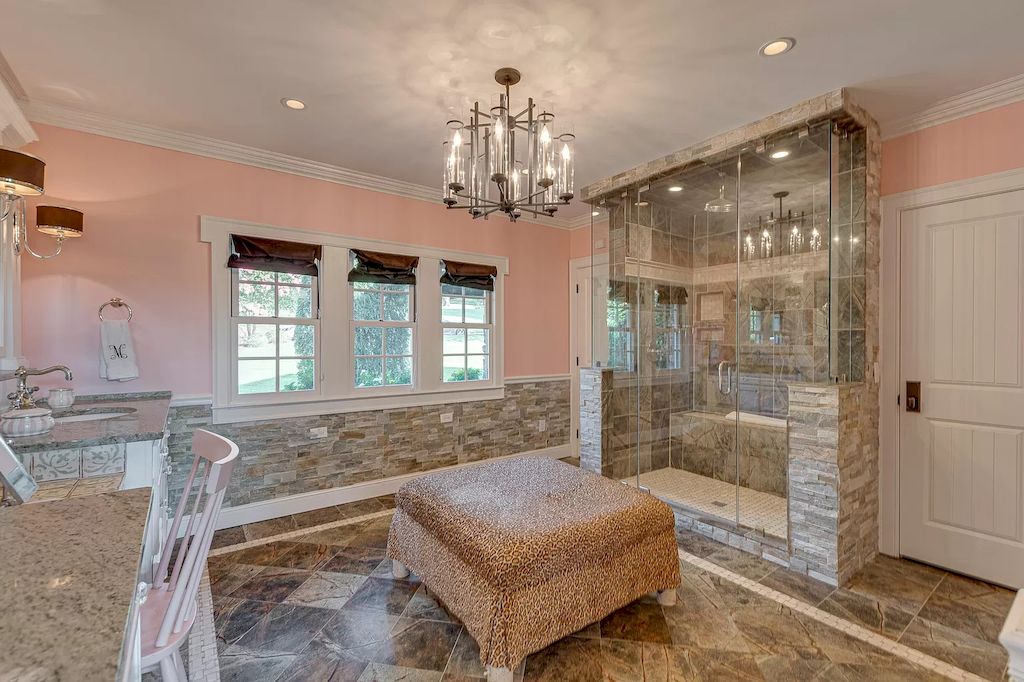 Enhance the overall look of Pink And Gray Bathroom Ideas with the shine of wall mounted lights and chandeliers, especially with bathrooms using pale pink and light gray tones, to bring coziness to the whole space. There are many models of wall mounted lights and chandeliers that you can choose from, depending on your bathroom area and the style of bathroom you like. Prioritize the use of yellow lights to maximize visual efficiency.