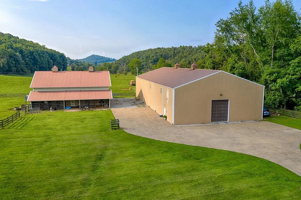 This $2,950,000 Spectacular Equestrian Farm in Tennessee Built with Luxurious Top-of-the-line Finishes and Latest Trends