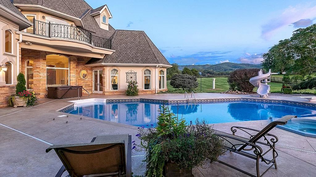 This $2,950,000 Spectacular Equestrian Farm in Tennessee Built with Luxurious Top-of-the-line Finishes and Latest Trends