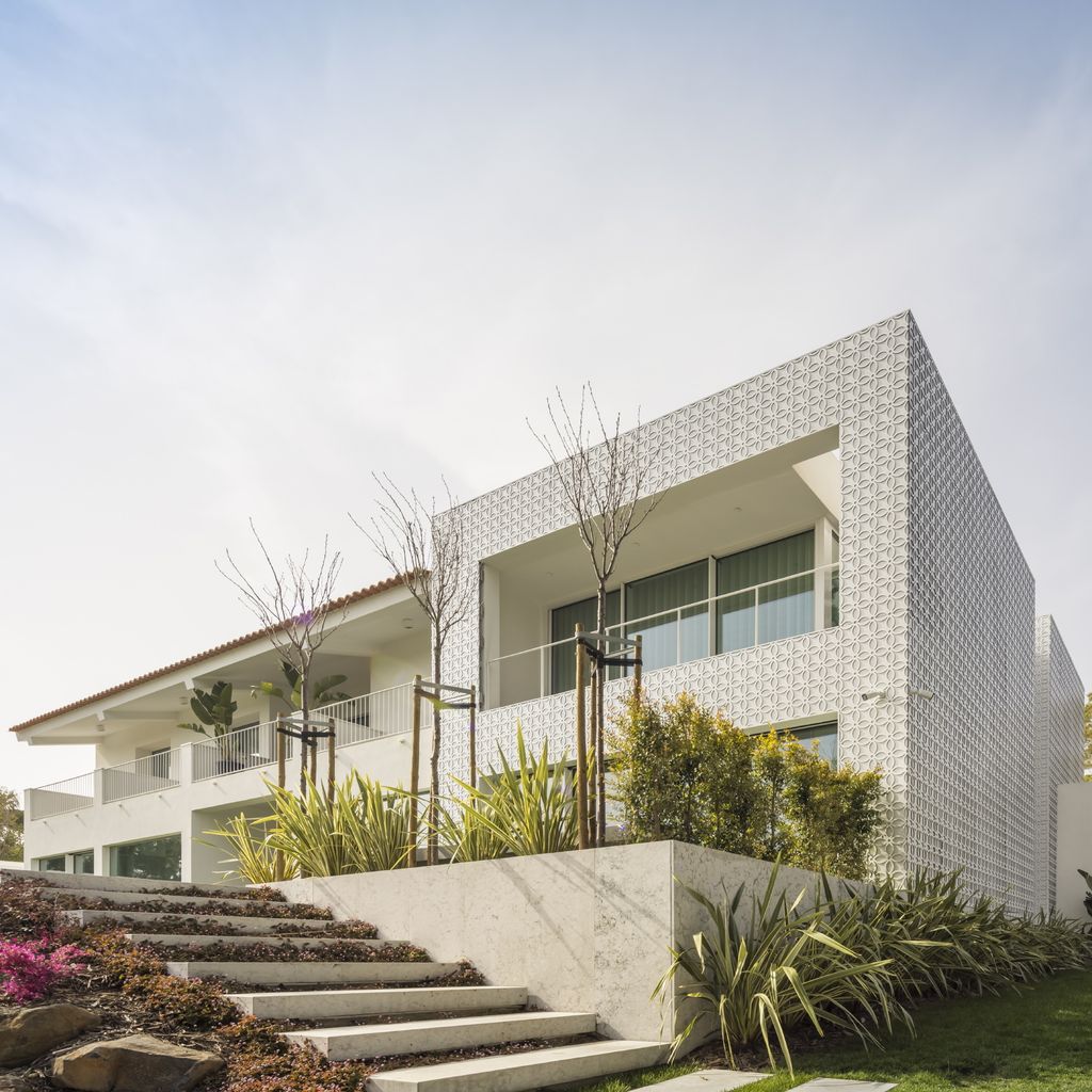 Estoril RM House with Fluid open Spaces by João Tiago Aguiar Arquitectos