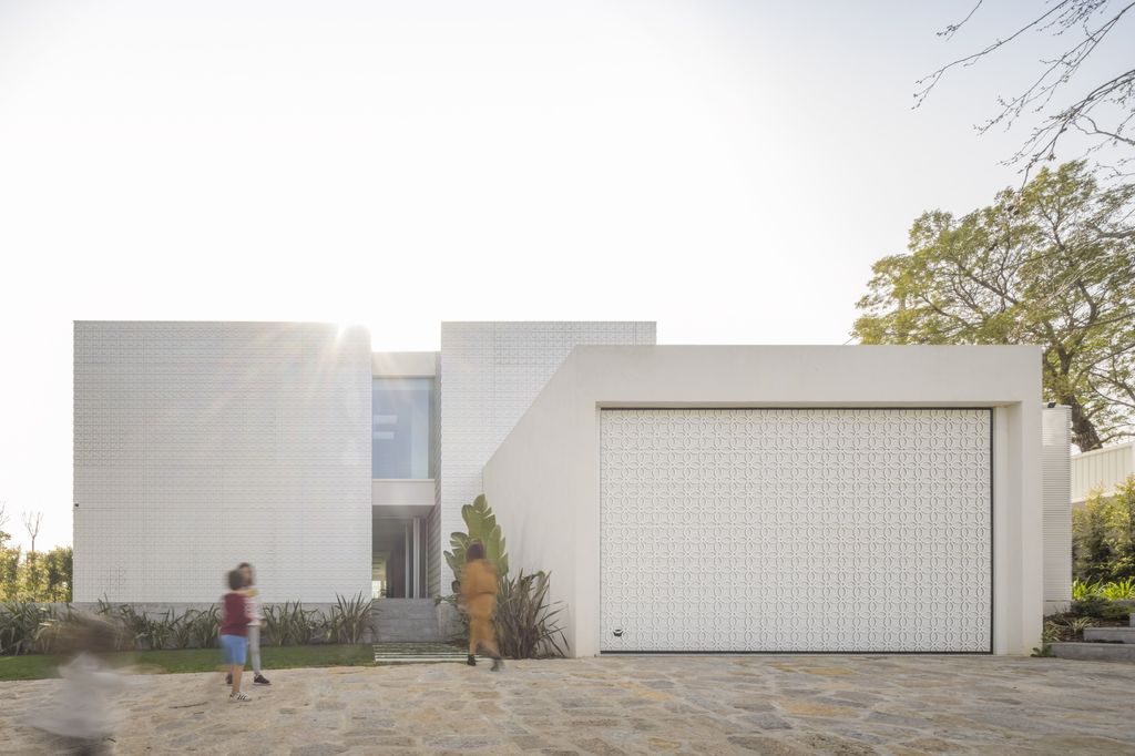 Estoril RM House with Fluid open Spaces by João Tiago Aguiar Arquitectos