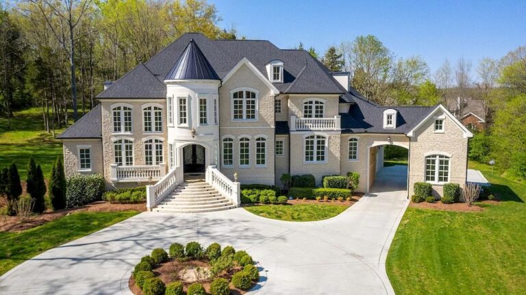 Elegantly Custom Built Estate on Serene Wooded Lot with Luxurious Amenities in Tennessee