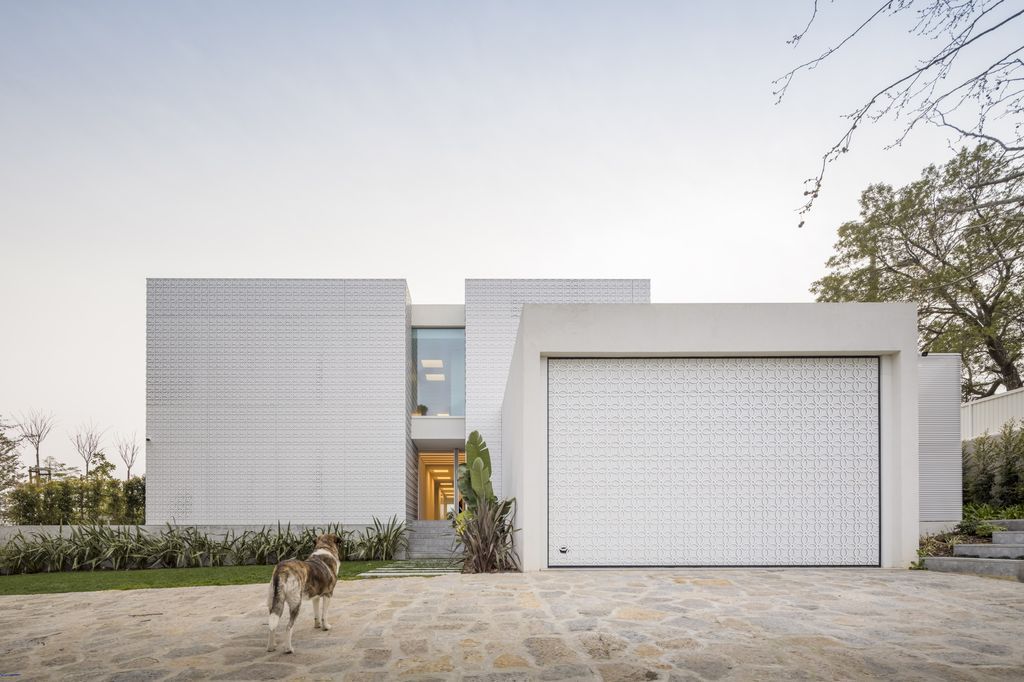 Estoril RM House with Fluid open Spaces by João Tiago Aguiar Arquitectos