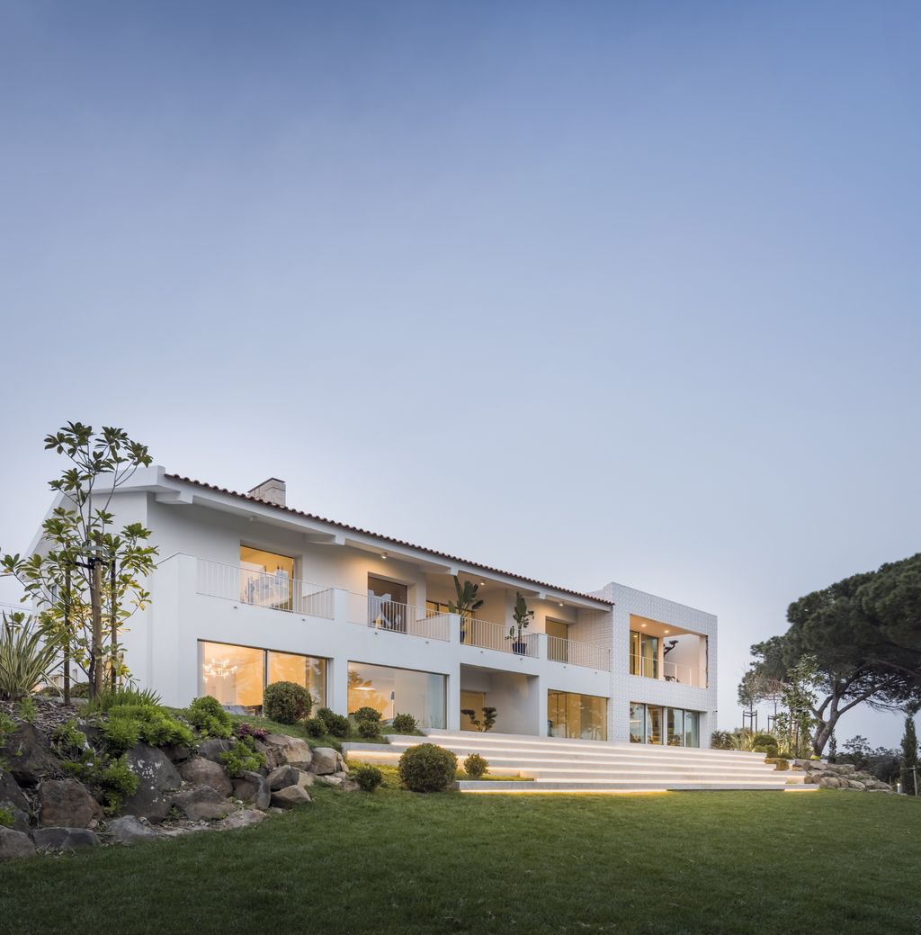 Estoril RM House with Fluid open Spaces by João Tiago Aguiar Arquitectos