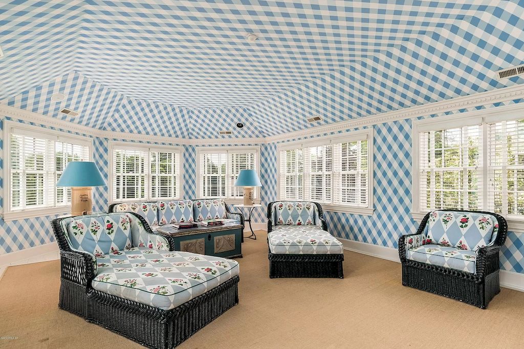 What are your thoughts on this area? Blue wallpaper comes in a variety of styles. Find the right product based on your decorating trends. You can use a wave shape, a sky shape, or a checkered pattern, as shown in this design. The floral-patterned sofa set is the ideal finishing touch for this decor.