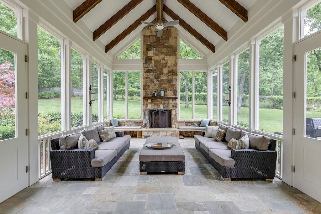 This is exactly what we mean when we say that the background should be dark grey and pure white. The pyramidal roof and surrounding glass doors give this living room a very high and airy feel. The sofa's body is made of sedge material, which is popular in farmhouse living rooms. Stone wall panels add interest and depth to the room.