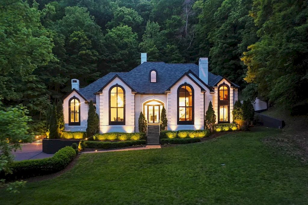 This $5,250,000 Modern Entertainer’s Dream Mansion Offers Sophisticated, Modern Living Space in Tennessee