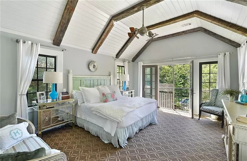 Vintage style in bedroom design is always popular, especially for women because of the gentleness and femininity that this style brings. Ceilings with time-stamped wooden beams, curtains, and chiffon or lace bedding with ruffles or ruffles are the symbol of this style.