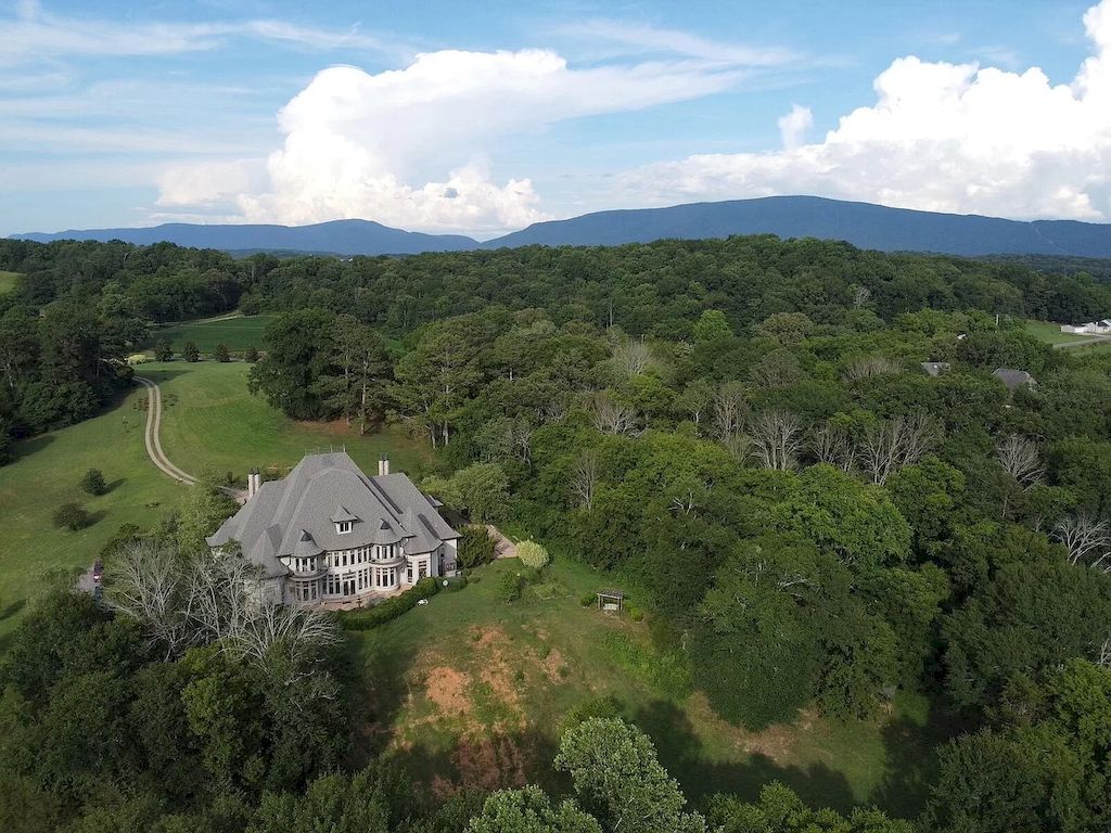 Majestic Waterfront Estate on Serene and Luxurious Setting in Tennessee Hits Market for $3,250,000