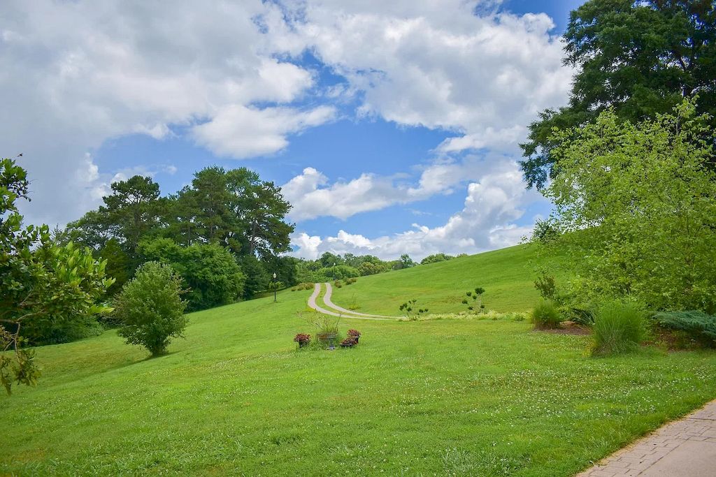 Majestic Waterfront Estate on Serene and Luxurious Setting in Tennessee Hits Market for $3,250,000