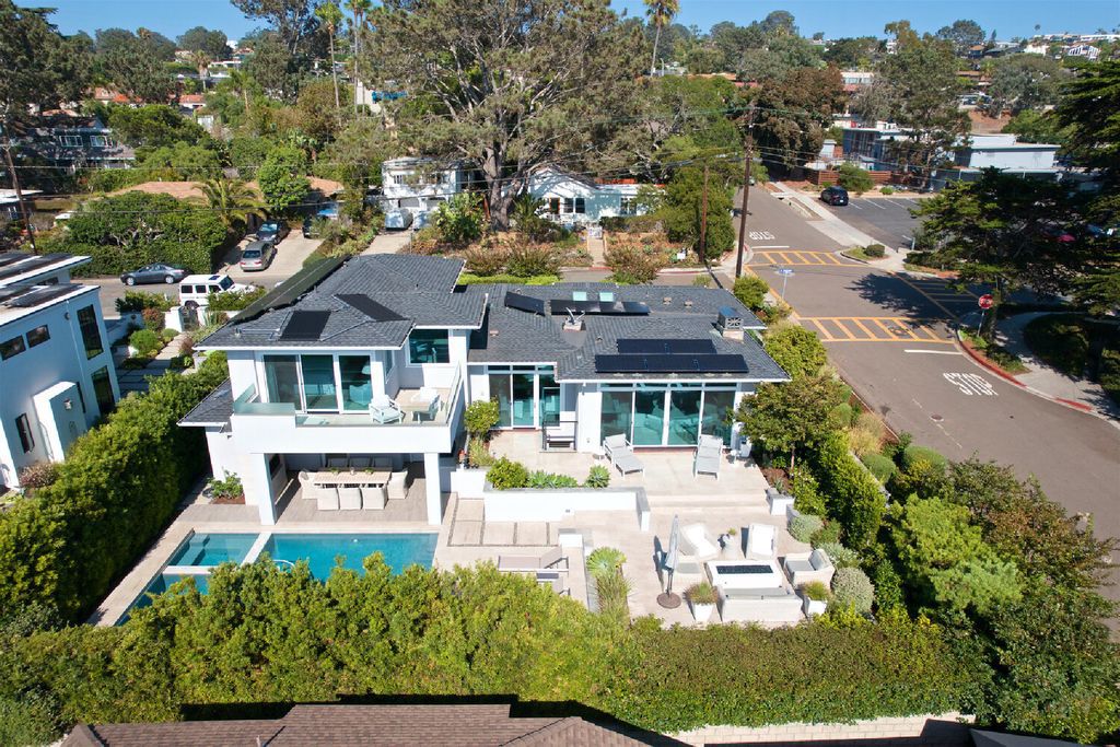 The Home in Del Mar is an entertainer’s paradise offering modern luxury and open floor plan with a stunning view of the Pacific now available for sale. This home located at 910 Stratford Ct, Del Mar, California