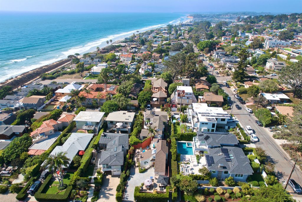 The Home in Del Mar is an entertainer’s paradise offering modern luxury and open floor plan with a stunning view of the Pacific now available for sale. This home located at 910 Stratford Ct, Del Mar, California