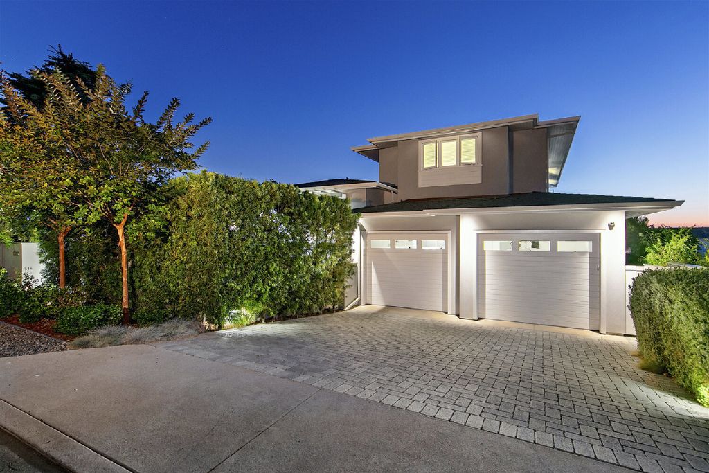 The Home in Del Mar is an entertainer’s paradise offering modern luxury and open floor plan with a stunning view of the Pacific now available for sale. This home located at 910 Stratford Ct, Del Mar, California