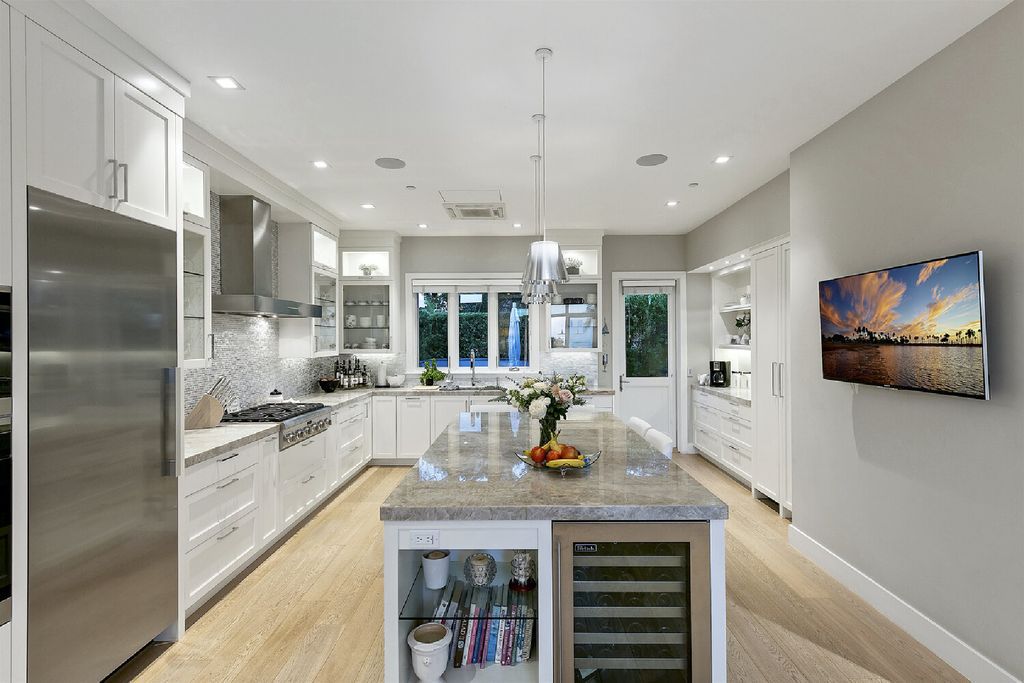 The Home in Del Mar is an entertainer’s paradise offering modern luxury and open floor plan with a stunning view of the Pacific now available for sale. This home located at 910 Stratford Ct, Del Mar, California