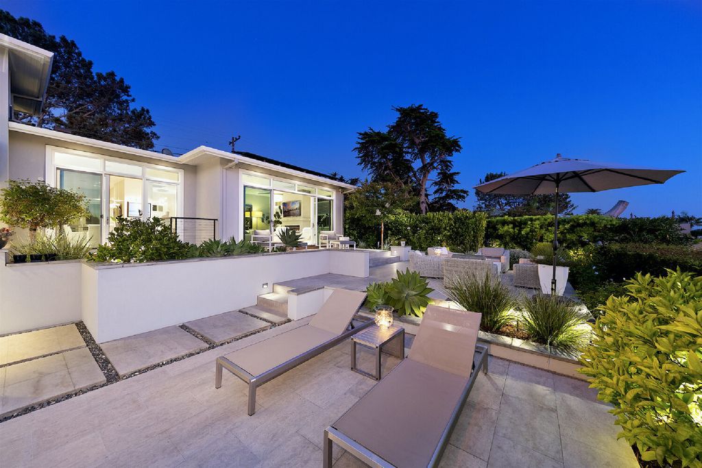 The Home in Del Mar is an entertainer’s paradise offering modern luxury and open floor plan with a stunning view of the Pacific now available for sale. This home located at 910 Stratford Ct, Del Mar, California