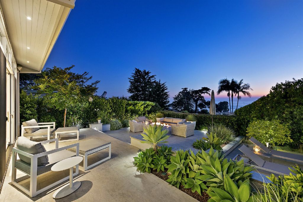 The Home in Del Mar is an entertainer’s paradise offering modern luxury and open floor plan with a stunning view of the Pacific now available for sale. This home located at 910 Stratford Ct, Del Mar, California