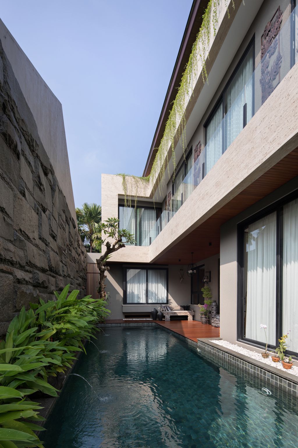 B-House-with-tropical-mixed-with-rustic-Balinese-design-by-Gohte-Architects-16