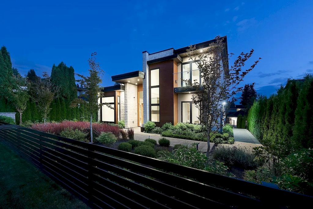 The Beautiful Modern Home in West Vancouver is a smart home and very high-end construction now available for sale. This home located at 1126 Jefferson Ave, West Vancouver, BC V7T 2A8, Canada
