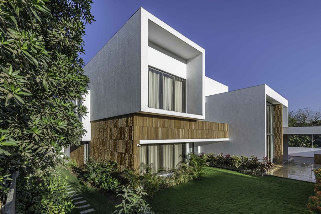 Casa-Bianca-white-house-offers-serenity-harmony-by-The-Grid-Architects-10