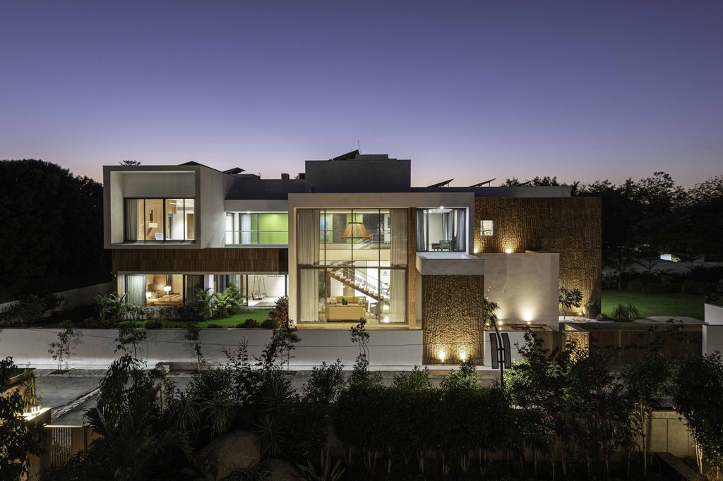 Casa-Bianca-white-house-offers-serenity-harmony-by-The-Grid-Architects-18