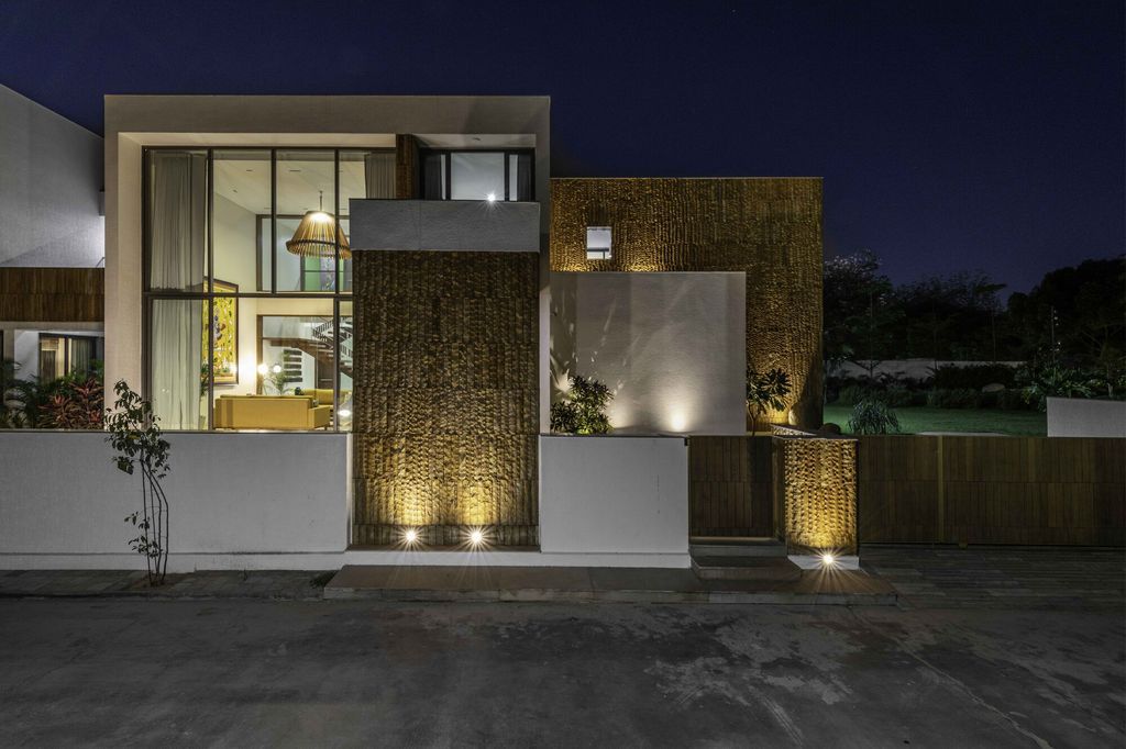 Casa-Bianca-white-house-offers-serenity-harmony-by-The-Grid-Architects-2