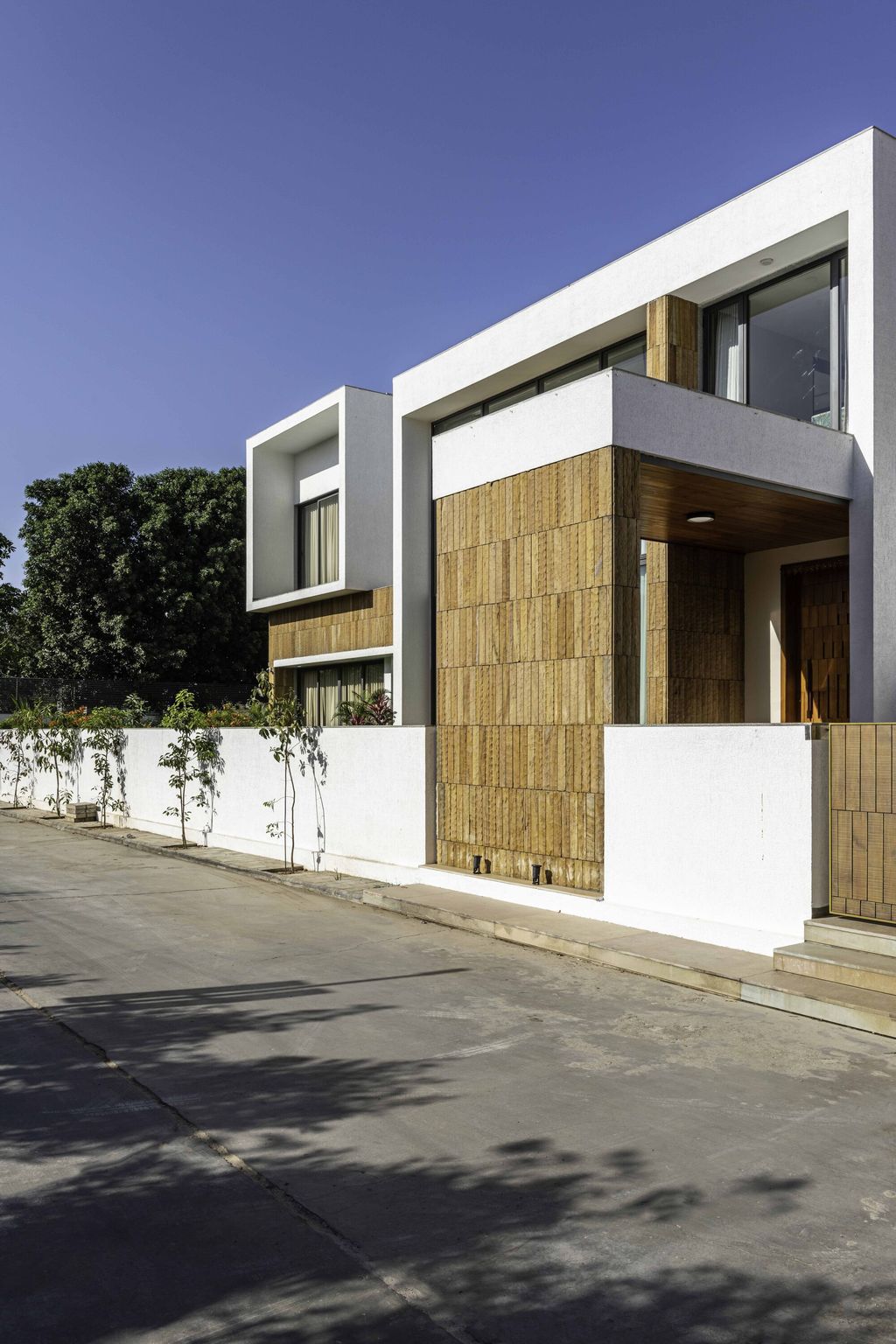 Casa Bianca, white house offers serenity & harmony by The Grid Architects