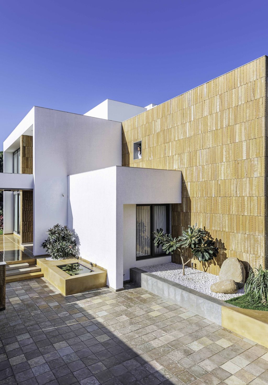 Casa-Bianca-white-house-offers-serenity-harmony-by-The-Grid-Architects-7