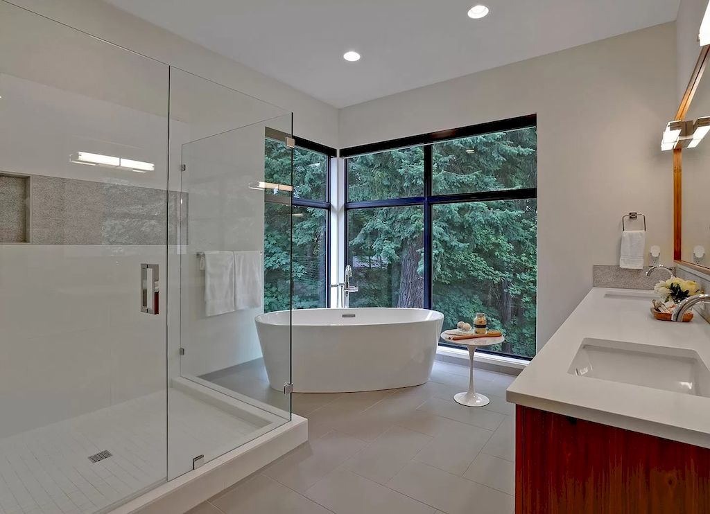 The Charming Contemporary House in Oregon is a luxurious home now available for sale. This home located at 20735 S Sweetbriar Rd, West Linn, Oregon