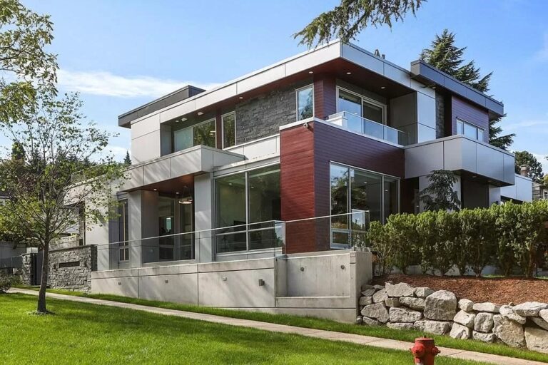 Charming Modern House in Vancouver with Beautiful Water and Mountain View Asks for C$10,980,000