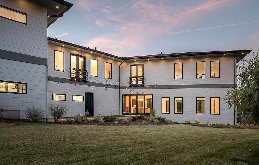 The Delightful Modern House in Oregon is one-of-kind custom design-build home now available for sale. This home is located at 26920 SW Petes Mountain Rd, West Linn, Oregon